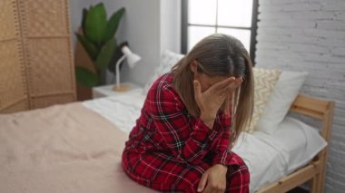 Anne ve kızı sıcak bir yatak odasında duygusal bir anı paylaşıyor. Kız ağlayan anneyi teselli ediyor. Aile ve aşk temalarını vurguluyor..