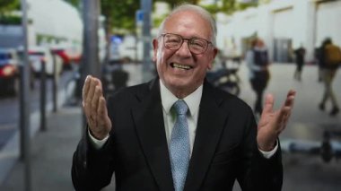 İş kıyafeti giymiş kıdemli bir adam kalabalık bir şehir merkezinde yayalar ve araçlar arasında güven ve profesyonellik yayıyor..