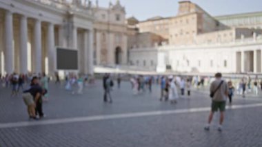 Bulanık turistler St. Peter Meydanı, Vatikan 'da yürüyorlar. İtalya' da bulutsuz bir gökyüzünün altında tarihi bir mimariyi çekiyorlar..