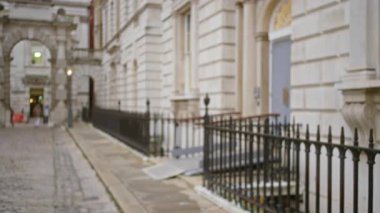Bulanık sokak manzarası Londra 'da soğuk bir sonbahar gününde dağılmış binalar ve kaldırım taşı yollarıyla tarihi mimariyi gösteriyor..
