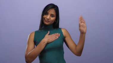 Mor arka planda el ele tutuşan bir kadın samimiyet ve bağlılık sözü veriyor..