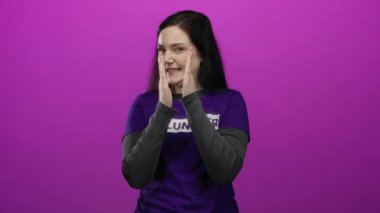 Gönüllü esmer kadının pembe arka plana karşı mutlu bir şekilde alkış tutması, gönüllülük ve pozitifliği vurguluyor ve bunu kâr amacı gütmeyen temalar için ideal kılıyor.