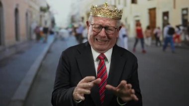 Tacını giymiş kıdemli bir adam kentin hareketli sokaklarından rahatsız görünüyor. İş ve fantazi arasında çarpıcı bir yan yana geliyor..