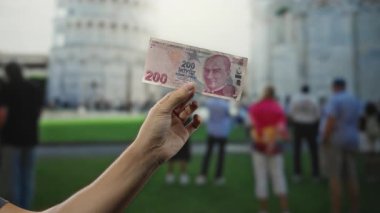İtalya 'da pisa kulesinin önünde Türk lirası tutan adam kültürel değişim ve seyahat ruhunu yakalıyor..