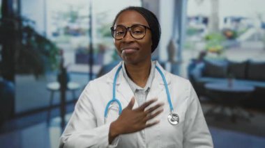 Doktor içeride steteskop takıyor, elleri kalbimde hastanede duruyor..