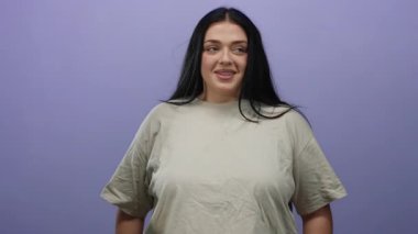 Mor arka planda gülümseyen uzun siyah saçlı ve iri cüsseli bir kadın güven ve neşe yakalıyor..