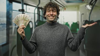 Otobüsün içinde Rus roubles tutan bir adam, zenginlik veya seyahat öneriyor, bir süveter giymiş, belirsiz bir varış noktası ama net bir mali durumu var.