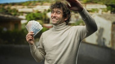 Bir şehir caddesinde elinde Polonya parası ile gülümseyen İspanyol adam, kültürel unsurlar ve finansal temalar ile canlı bir şehir manzarası yakalıyor..