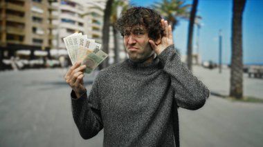 Şehirde İspanyol bir adam elinde Czech Koruna banknotları tutarken kulağına bir jest yapıyor. Şehir yaşamının arka planında merak ya da entrika olduğunu söylüyor..