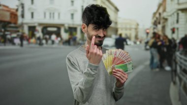 Elinde Norveç kronu banknotları olan bir adam arka planda bulanık yayalar ve binalar olan bir şehir caddesinde güvenle gülümsüyor..