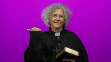 Gri saçlı yaşlı bir kadın, elinde bir kitapla, parlak pembe bir arka plana karşı, bilgelik ve ruhanilik mesajını işaret ediyor..