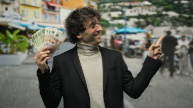 Şehirde İspanyol asıllı bir adam Arjantin pezosu ve jestleri tutuyor, resmi giysiler giyiyor, hareketli sokak ortamının ortasında kendine güven ve başarı yayıyor..