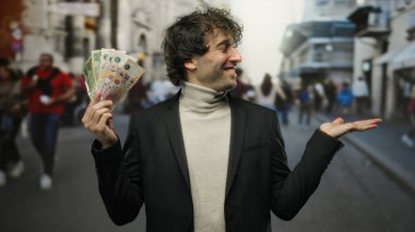 Şehrin sokaklarında İspanyol bir adam Arjantin pesolarını özgüvenli bir ifadeyle sunuyor, şehir yaşamını ve açık havada finansal başarıyı gözler önüne seriyor..