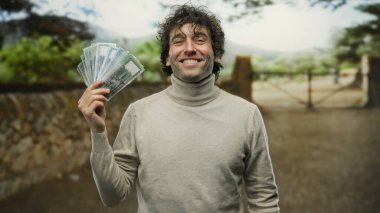 Elinde bangladeş banknotlarıyla gülümseyen bir adam açık gökyüzünün altında dışarıda mutluluğun özünü yakalayan bir adam..