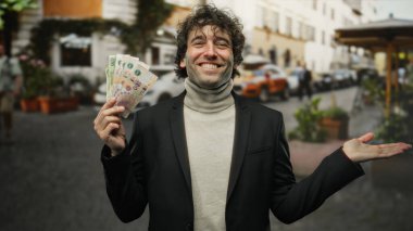 İspanyol adam, elinde Arjantin pezosu tutarak gülümsüyor. Sanki bir şey sunuyormuş gibi..