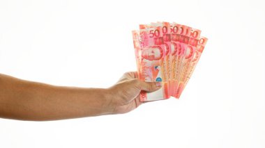 Beyaz arkaplanda el ele tutuşan Filipinli pesolar.