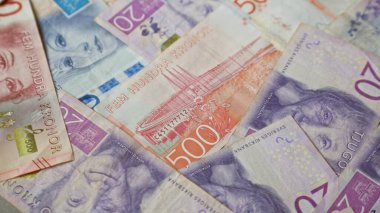 İsveç banknotları, 20, 50, 100, 500 ve 200 kron gibi çeşitli banknotlar, görsel olarak çekici bir şekilde yayıldı..