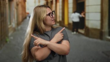 Kadın şehir caddesinde kafa karışıklığına işaret ediyor, şehir yaşam tarzını ve dışardaki sarı saçlı ve gözlüklü ifadeyi gün içinde gösteriyor..