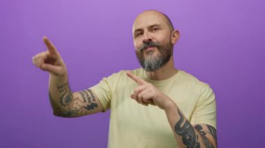 Kel bir adam, kolları dövmeli. Mor bir arka planı var. Kendine güvenini ve karizmasını gösteriyor..