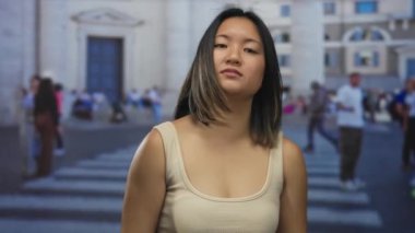 Şehirdeki genç kadın, şehir çevresindeki hoşnutsuzluğunu ve hoşnutsuzluğunu ifade eden bulanık binalar ve arka plandaki insanlarla dışarıda reddedilme jesti yapıyor..