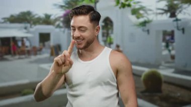 Sakallı genç adam, güneşli bir şehir caddesinde, canlı bir açık hava ile çevrili şehir ve günlük yaz titreşimleri harmanlanan.