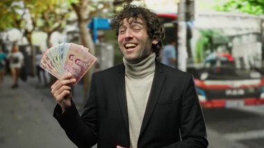 Tayland 'da kalabalık bir otobüs durağında gülümseyen ve elinde Tayland baht banknotları tutan İspanyol bir adam..