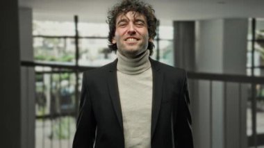 Geniş pencereli, siyah takım elbiseli, balıkçı yakalı, heyecanlı ve coşkulu modern bir evde bağıran bir adam..