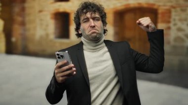 Şehrin kendine güvenen adamı akıllı telefon tutuyor ve koyu takım elbise giyiyor. Muzaffer bir jestle kaslarını gösteriyor. Şehir yaşam tarzını ve başarısını yakalıyor..