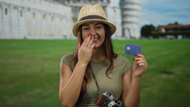 Sidikli kulede gülümseyen bir kadın güneşli İtalya 'da elinde kamera kartıyla genç bir İspanyol turist olarak keyifli bir seyahat deneyimi sergiliyor..