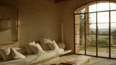 Zarif bej dekorun bulanık manzaralı ve geniş pencereli Akdeniz lüks oturma odası sersemletici açık hava manzarası, huzurlu iç mekan rahatlaması.