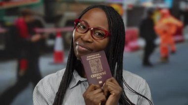 İnşaat alanında arka planda bulanık işçilerle birlikte Czech pasaportu taşıyan bir kadın seyahat, kimlik ve iş öneriyor..