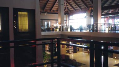 Lüks otel lobisinin bulanık manzarası. Odaklanamayan arka plan, açık alan ve sıcak aydınlatma ile zarif mimari. Davetli bir bokeh atmosferi yaratıyor..