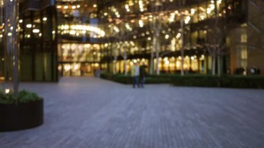 Bulanık insanlar gecenin bir yarısı Londra sokaklarında Bokeh ışıkları ve ağaçlarıyla yürüyorlar, Birleşik Krallık 'taki kentsel kış sahnesini yakalıyorlar..