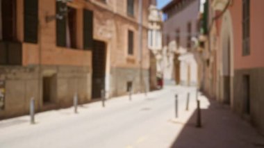 Gün boyunca Mallorca 'da odağını kaybetmiş binaların olduğu boş bir sokak görüntüsü bulanık