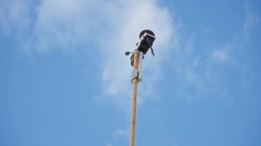 Açık mavi gökyüzüne karşı monte edilmiş hava aracı, sakin bir açık hava ortamında hassas atmosferik verileri yakalıyor..