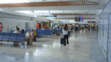 Bulanık gezginler havaalanı terminalinde oturma alanları ve hareketli etkinlikler