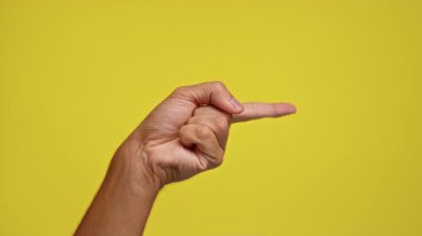 Sarı arkaplanı işaret eden adam el ve hareket yönünü ya da talimatı sembolize eder.