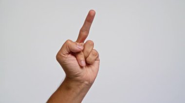 Orta parmak hareketi yapan bir adam tarafsız bir arkaplan karşısında saldırgan ya da saygısız duygular gösterir.