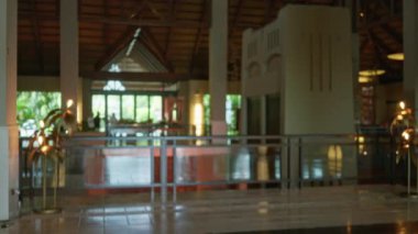 Mimari detaylar ve zarif ışıklandırma ile odağını kaybetmiş otel lobisi kapalı alanda lüks bir atmosfer yaratıyor..