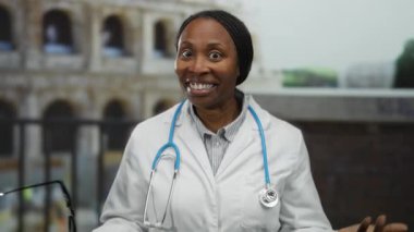 İtalya 'da Roma Kolezyumu' nun önünde steteskopla gülümseyen, beyaz önlüklü, açık hava ortamında sağlık ve turizm temalı bir doktor kadın..