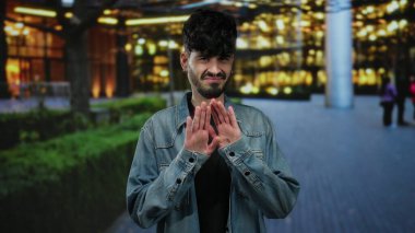 Gece boyunca şehir sokaklarında kot ceketli, tiksindirici bir ifadeye sahip genç bir adam, canlı bir şehir ortamında şehir yaşamını ve duygularını tasvir ediyor..