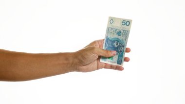 İzole edilmiş beyaz arka planda, 50 'lik banknot detaylarıyla el ele tutuşmalar.