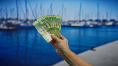 El ele tutuşan Güney Afrika rand açık havada bir marina zemin ile paralar, ekonomi ve kıyı ortamında seyahat fırsatları vurgulanıyor.