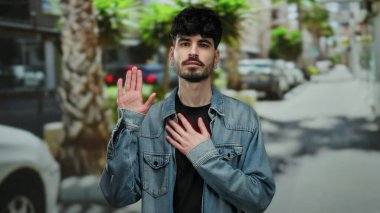 Latin kökenli genç bir adam şehir sokaklarında el üstünde bir söz veriyor. Şehir manzarasında, sıradan bir kot ceketle samimiyet sergiliyor..