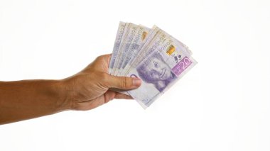 Issız beyaz bir arka plan üzerinde adamın elinde İsveç kronunu tutan banknotlar