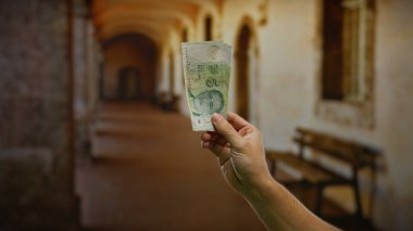 El ele tutuşan singapore banknotlar kapalı alanda sergilenen finansal yatırım para ve iş anlaşmaları odaklı bir iç ayarlama para birimi döviz.