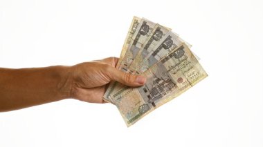 Beyaz arkaplan üzerinde izole edilmiş el ele tutuşan Mısır sterlinleri para birimlerini gösteriyor