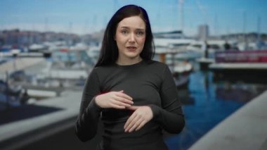 İskeleye yanaşmış, duyguları ve denizcilik ayarlarını ön plana çıkaran esmer bir kadın..