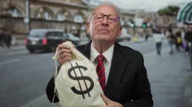 Dolu sokaklarda para çantası taşıyan son sınıf öğrencisi, şehir ortamında iş başarısını ve yolsuzluk temalarını simgeliyor.