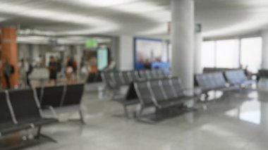 Gezginler ve boş oturma alanlarıyla bulanık havaalanı sahnesi